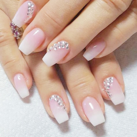 Tuyển chọn những mẫu nail đính đá đơn giản mà đẹp - hình 6