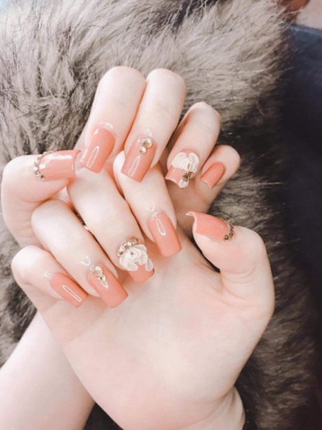 Tuyển chọn những mẫu nail đính đá đơn giản mà đẹp - hình 5