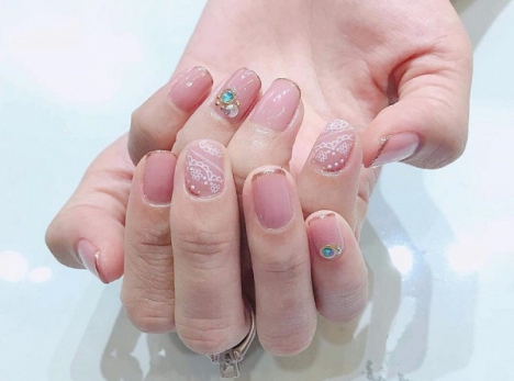 Tuyển chọn những mẫu nail đính đá đơn giản mà đẹp - hình 4