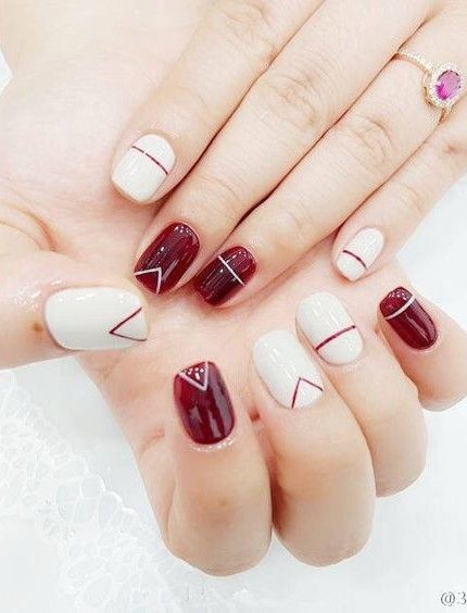 Mẫu móng tay nail màu đỏ kẻ đẹp nhất - hình 2