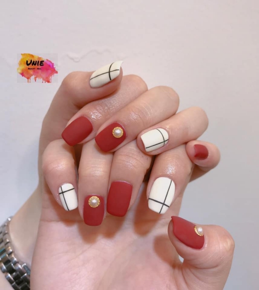 Mẫu móng tay nail màu đỏ kẻ đẹp nhất - hình 3