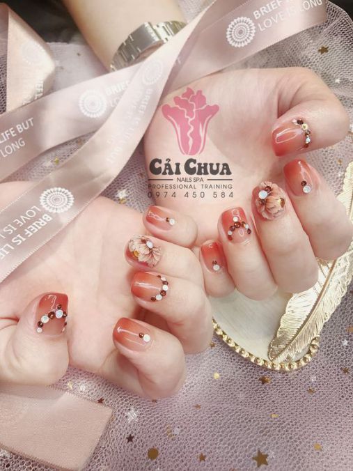 Cập nhật những mẫu nail xinh đính đá cuốn hút - Hình 1