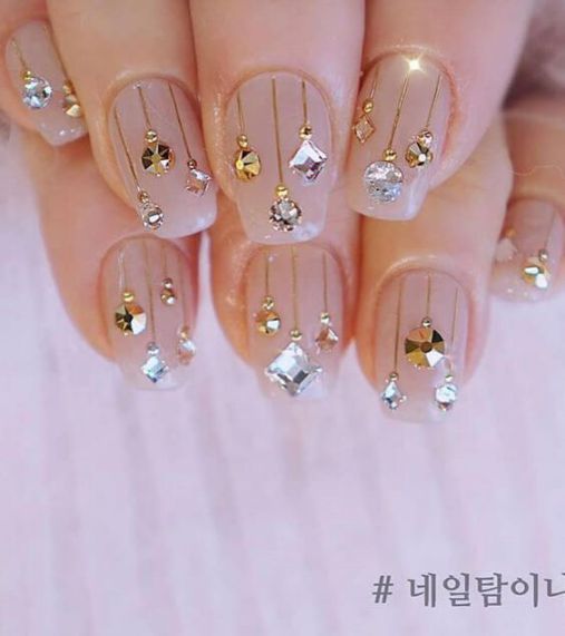 Cập nhật những mẫu nail xinh đính đá cuốn hút - Hình 3