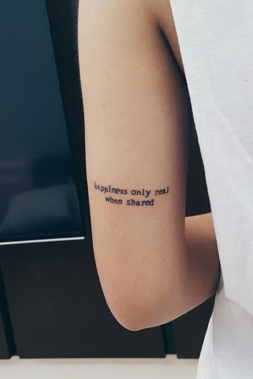 Mẫu hình xăm tatoo chữ ở bắp tay cho nữ