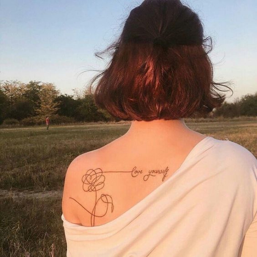 Mẫu hình xăm tatoo chữ ở vai cho nữ