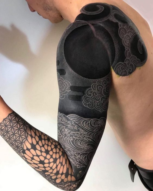 Ngắm nhìn tác phẩm xăm tattoo hoa văn hình dáng sóng nước full cánh tay không thể chê vào đâu được